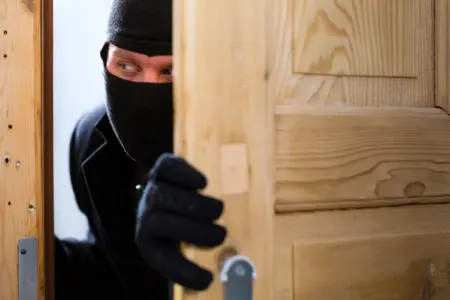 Bakıda sevgililərin yaşadığı evə BASQIN – - Kişini tualetə salıb...