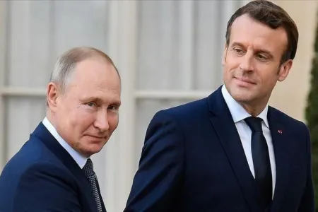 Putinlə Makron arasında telefon danışığı başladı