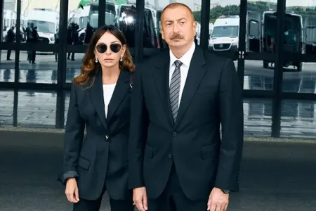 İlham Əliyev xanımı ilə Rusiyada sərgiyə qatıldı