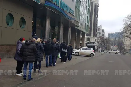 Kiyevdə ərzaq mağazalarında uzun növbələr yaranıb, banklar bağlandı