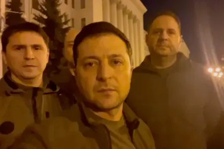 Zelenski Kiyevin mərkəzindən video paylaşdı: - "Biz buradayıq, Ukraynanı MÜDAFİƏ EDİRİK" - VİDEO