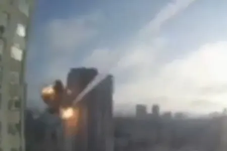 Kiyevdə yaşayış binasının vurulma anı - Video