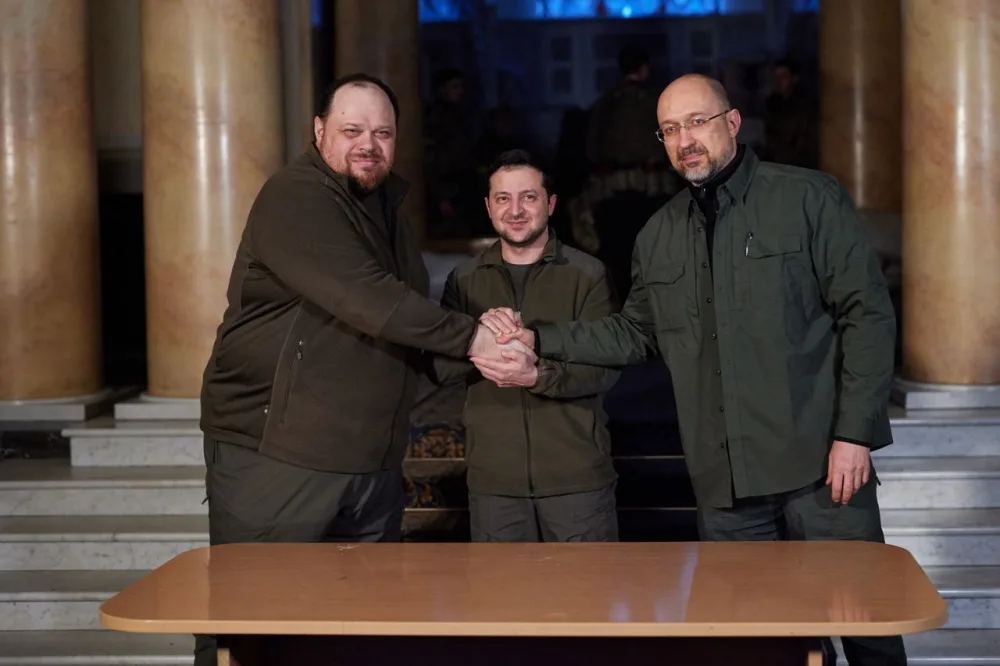 Zelenski Ukraynanın Aİ-yə daxil olması üçün müraciət imzaladı - FOTO