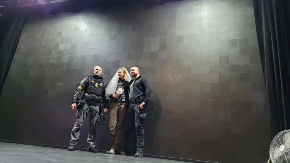 Döyüşlərin getdiyi Kiyevdə polislə jurnalist - EVLƏNDİ - FOTO