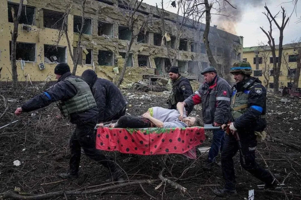 Mariupolda doğum evinin bombalanmasından sonra - Dəhşətli GÖRÜNTÜLƏR