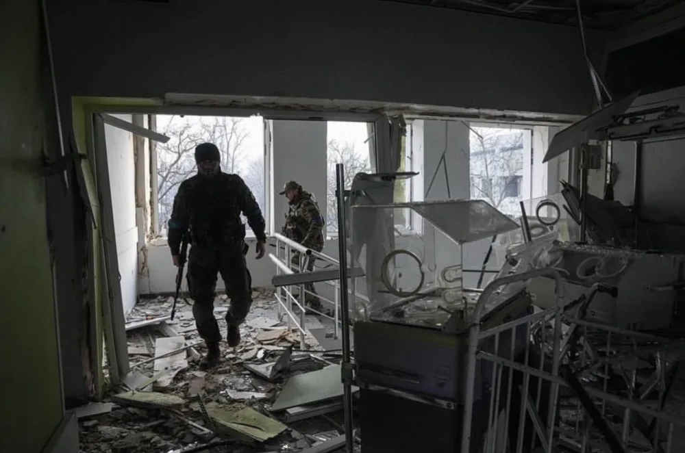 Mariupolda doğum evinin bombalanmasından sonra - Dəhşətli GÖRÜNTÜLƏR