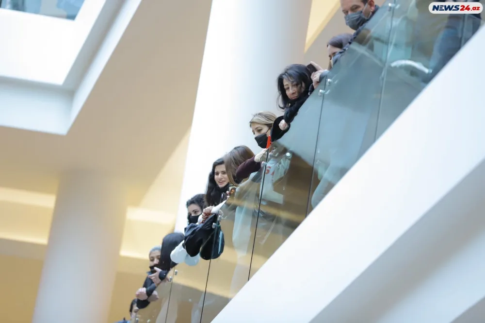 “Teatrı sizə gətirdik” – Bakıda maraqlı fleşmob - VİDEO