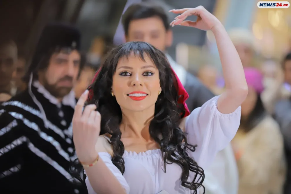 “Teatrı sizə gətirdik” – Bakıda maraqlı fleşmob - VİDEO