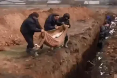 Ukraynada ölənlər kütləvi halda basdırılır - Video