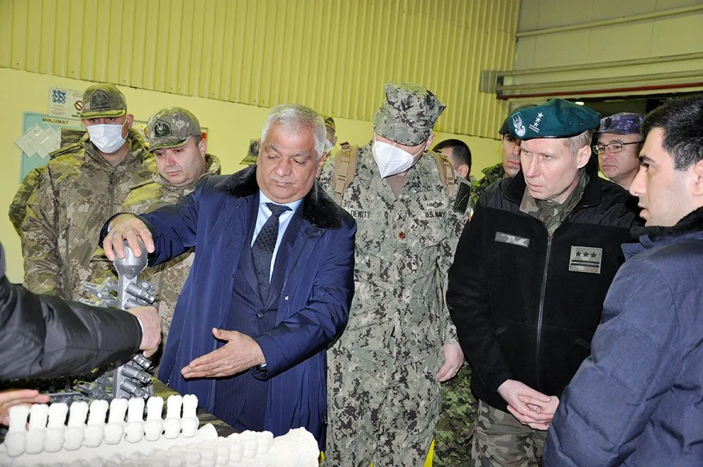 Hərbi attaşelər Azərbaycanda istehsal olunan silahların hazırlanmasını izləyiblər - FOTO