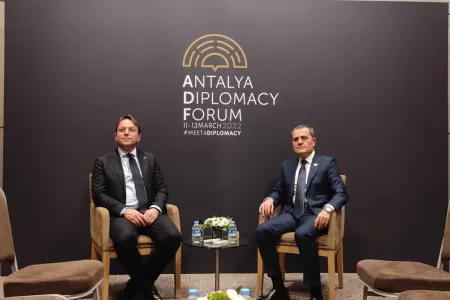 Ceyhun Bayramov Avropa İttifaqının Komissarı ilə görüşdü