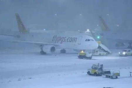 İstanbulda güclü qar səbəbindən 279 aviareys ləğv edildi