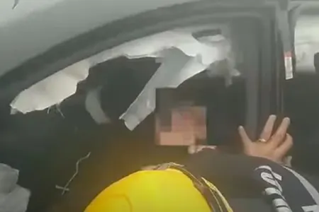 “Toyota” ilə “Land Rover” toqquşdu, sürücü belə xilas edildi - Video