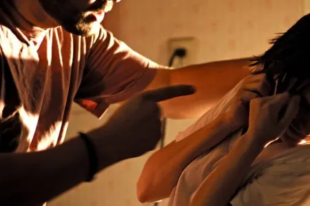 Bakıda yüksək vəzifəli şəxs yeni ailə qurduğu xanımını vəhşicəsinə döydü