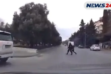 Bakıda yola çıxan ana və övladı ağır qəzaya səbəb oldu - VİDEO