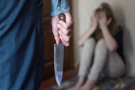 1 ay əvvəl boşandığı arvadının qonşularla münasibətindən şübhələndi, küçədə öldürdü