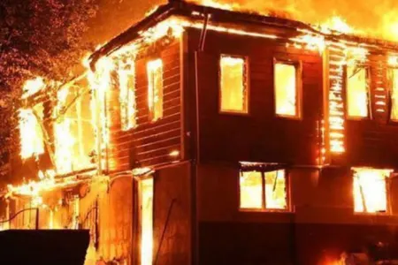 Azərbaycanda vəzifəli şəxsin oğlundan ŞOK HƏRƏKƏT – - 10 litr benzin töküb evi yandırdı