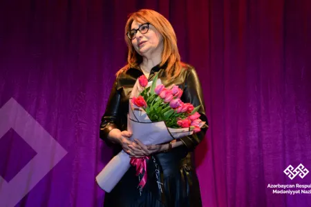 Mehriban Ələkbərzadə Gənc Tamaşaçılar Teatrının kollektivinə təqdim olundu - FOTO