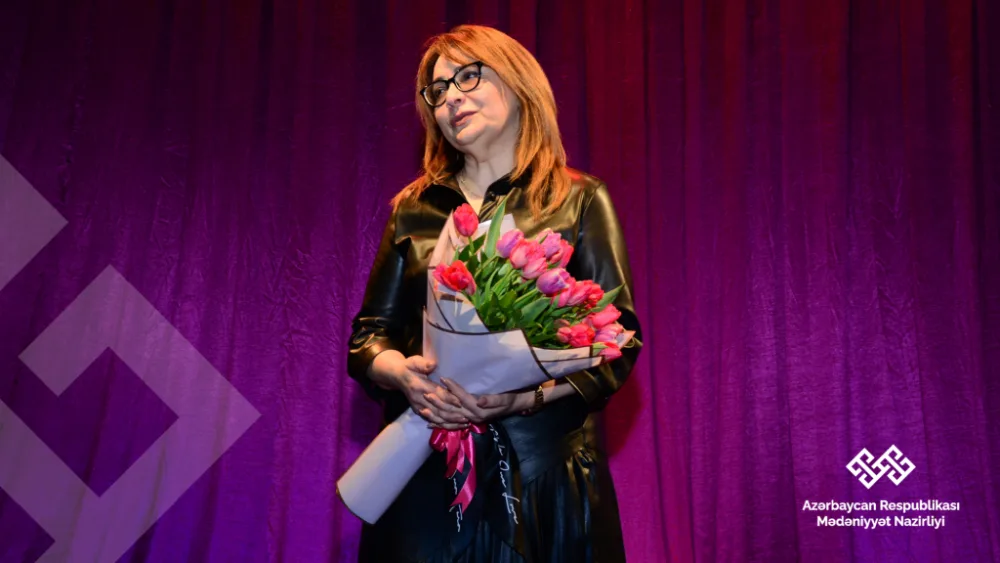 Mehriban Ələkbərzadə Gənc Tamaşaçılar Teatrının kollektivinə təqdim olundu - FOTO