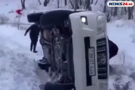 Azərbaycanda "Toyota Prado" qarlı yolda belə aşdı - VİDEO