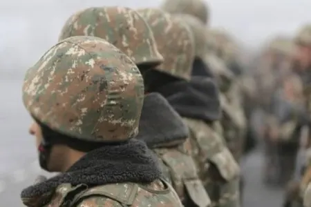 Xankəndidə mülki ermənilərə zorla silah və hərbi forma paylayırlar