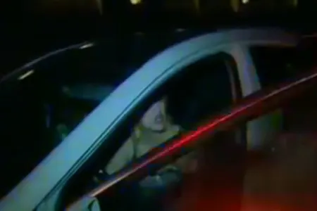 Bakıda qadın sərxoş halda magistral yolda oturdu – - Avtobus üstündən keçdi