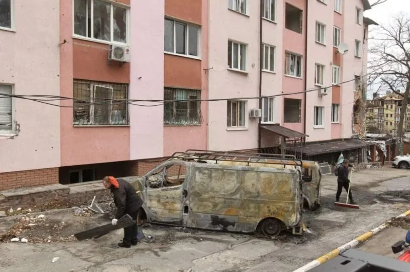 Ukraynanın İrpen şəhəri dağıntılardan təmizlənir - FOTO