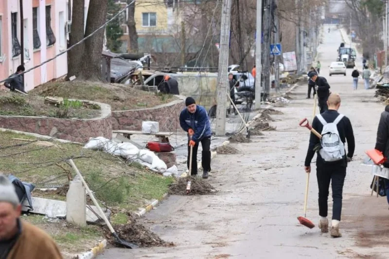 Ukraynanın İrpen şəhəri dağıntılardan təmizlənir - FOTO