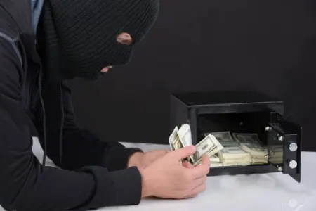 Keçmiş məhkum oğurluq etdi: 10 min pul, seyf, tüfəng