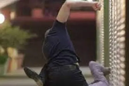 Gəncədə şok hadisə - Qonşusunu yerə yıxıb başını dəmirlə deşdi