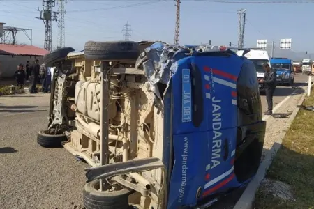 Hərbçiləri daşıyan avtomobil aşdı, ölən və yaralananlar var