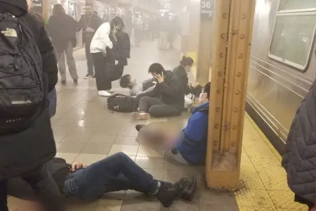 Nyu York metrosunda atışma olub, - XƏSARƏT ALANLAR VAR - FOTO