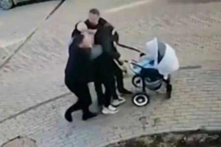 Yarıçılpaq kişi qadına hücum çəkib körpəsini onun əlindən almağa cəhd göstərdi