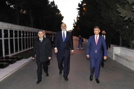 Albaniyanın Baş naziri Şəhidlər xiyabanını ziyarət etdi