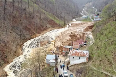 Türkiyədə TƏBİİ FƏLAKƏT: üç yaşayış binası torpaq altında qaldı