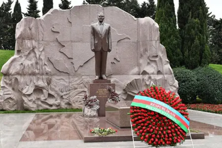 Sadır Japarov Heydər Əliyevin məzarını ziyarət etdi