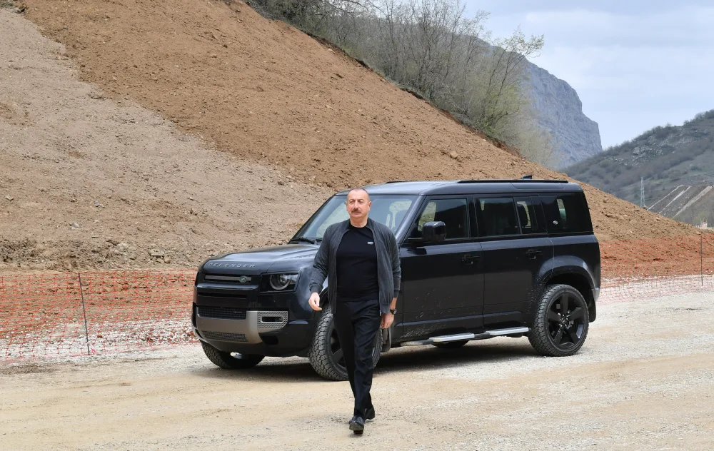 Prezident yeni tikilən tuneldə maşın sürdü - Fotolar