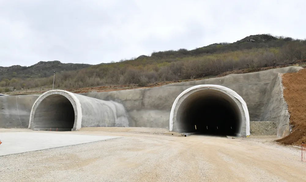 Prezident yeni tikilən tuneldə maşın sürdü - Fotolar