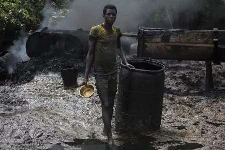 Nigeriyada neft emalı zavodunda partlayış olub, 100-ə yaxın adam öldü