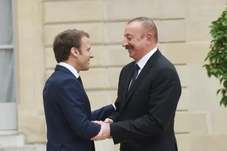 İlham Əliyev Makronu təbrik etdi