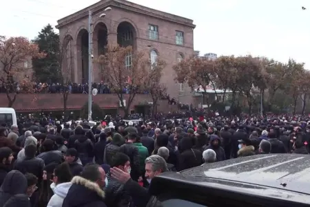 İrəvanda Paşinyanın istefası tələbilə yürüş keçirilir