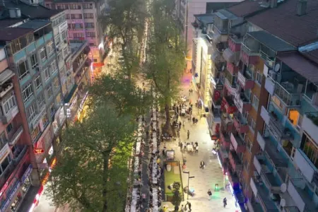 Türkiyədə səkkiz min adamın iştirakı ilə nəhəng iftar süfrəsi açılıb - FOTO/VİDEO