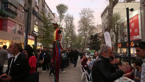 Türkiyədə səkkiz min adamın iştirakı ilə nəhəng iftar süfrəsi açılıb - FOTO/VİDEO