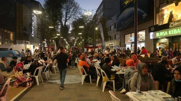Türkiyədə səkkiz min adamın iştirakı ilə nəhəng iftar süfrəsi açılıb - FOTO/VİDEO