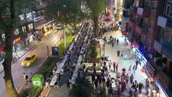 Türkiyədə səkkiz min adamın iştirakı ilə nəhəng iftar süfrəsi açılıb - FOTO/VİDEO