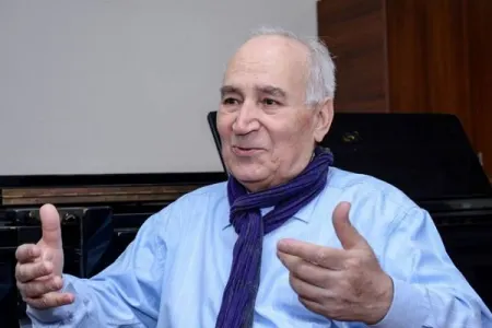 Nazir müavini 75 yaşlı Xalq artistinə baş çəkdi