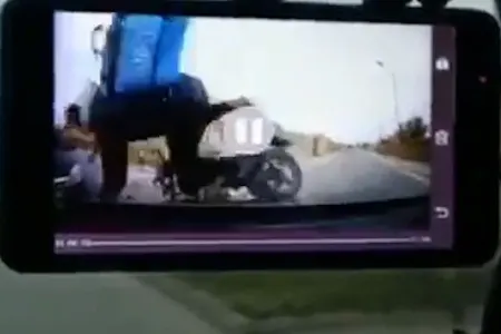 Bakıda motosikletçinin düşdüyü dəhşətli qəzanın - ANBAAN VİDEOSU