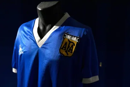 Maradonanın geyindiyi forma rekord qiymətə satıldı
