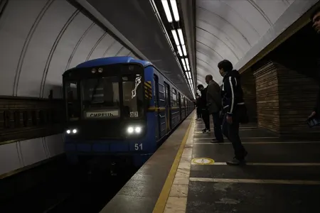 Kiyevdə sığınacaq kimi istifadə edilən metroların fəaliyyəti bərpa olunub