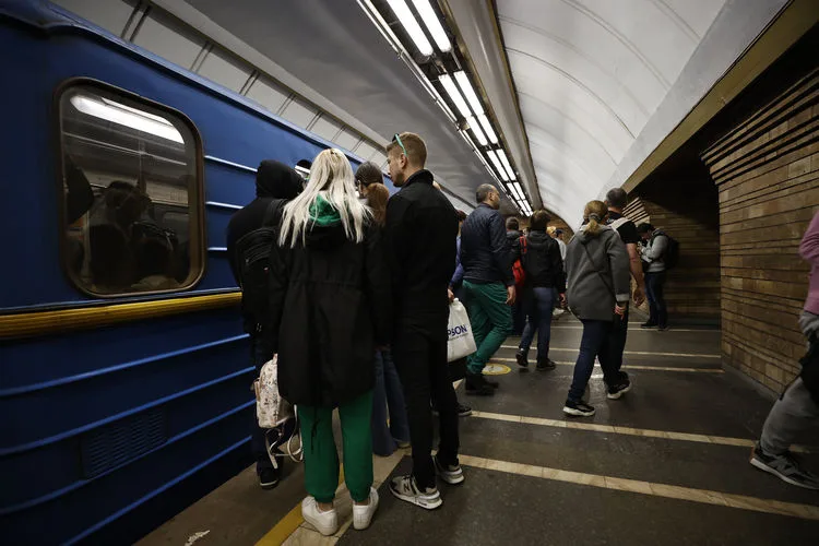 Kiyevdə sığınacaq kimi istifadə edilən metroların fəaliyyəti bərpa olunub